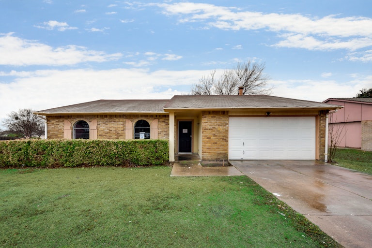Photo 1 of 27 - 7302 Christie Ln, Dallas, TX 75249