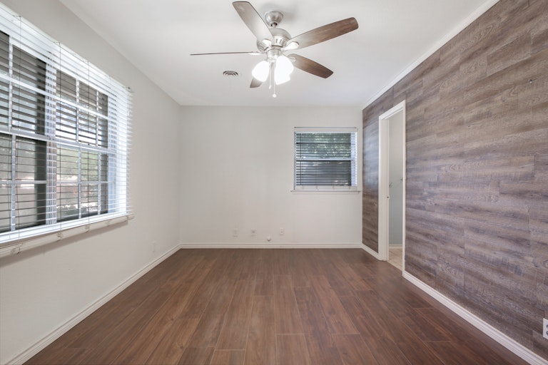 Photo 21 of 25 - 1241 King Dr, Bedford, TX 76022