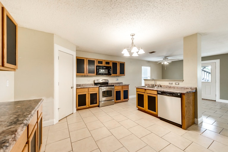 Photo 7 of 26 - 1105 Silent Star Ln, Denton, TX 76210