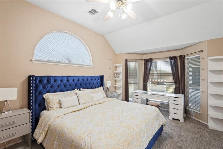 Photo 16 of 39 - 318 Fort Edward Dr, Arlington, TX 76002