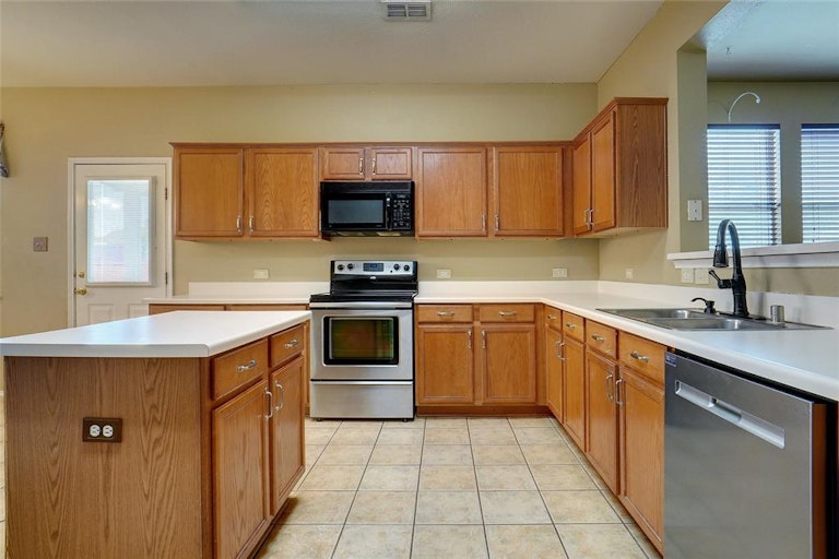 Photo 15 of 34 - 1709 White Dove Ln, Denton, TX 76210