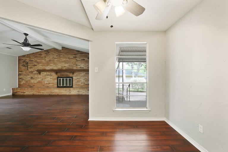 Photo 11 of 26 - 1510 Kingswood Dr, Cedar Hill, TX 75104