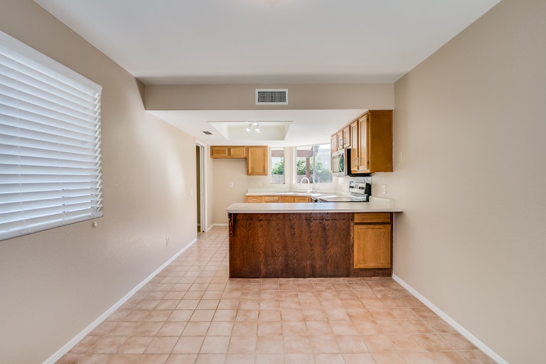 Photo 10 of 28 - 3849 E Tierra Buena Ln, Phoenix, AZ 85032