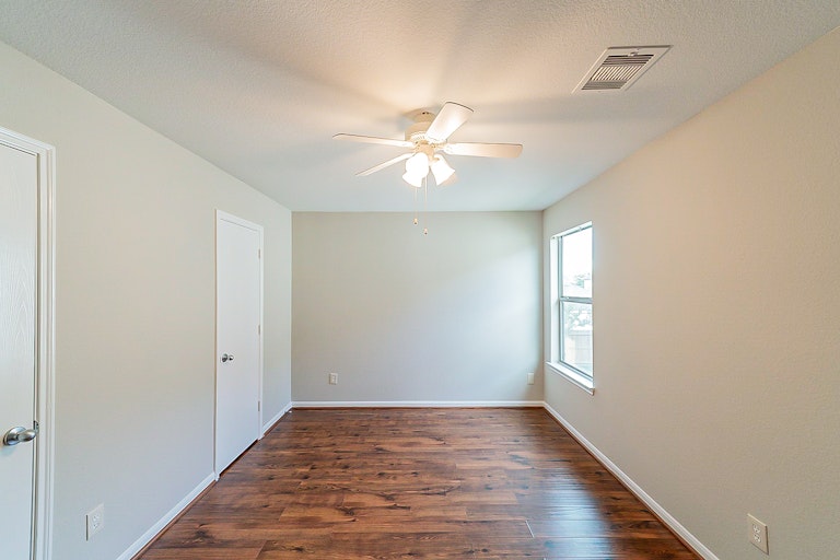 Photo 24 of 39 - 6926 Oleander Grove Way, Houston, TX 77049