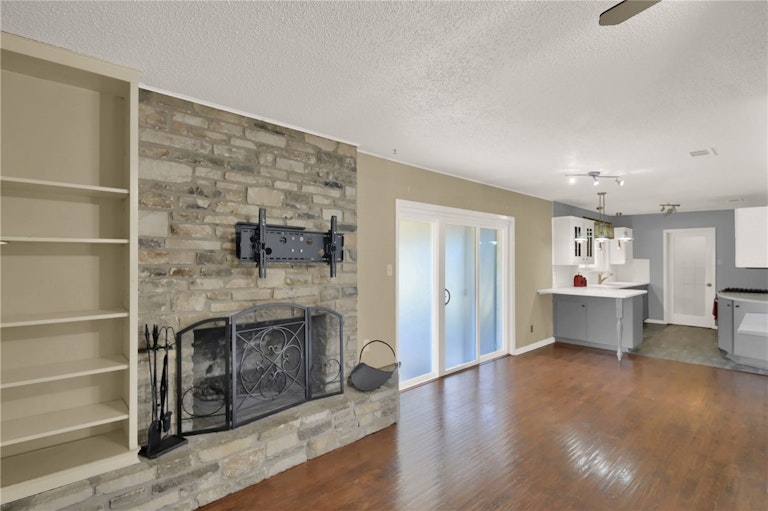 Photo 5 of 36 - 1107 Rebbeca Dr, Austin, TX 78758
