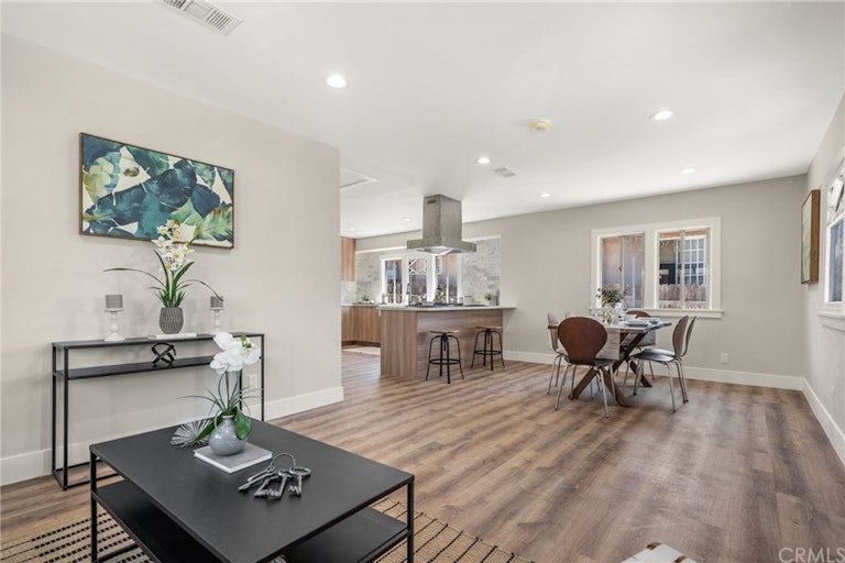 Photo 4 of 25 - 3321 W 27th St, Los Angeles, CA 90018