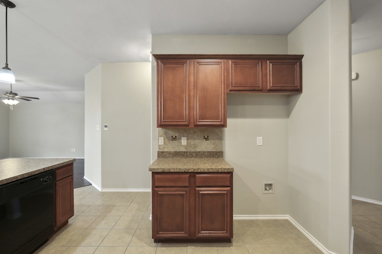 Photo 10 of 28 - 2017 Sterling Gate Dr, Heartland, TX 75126