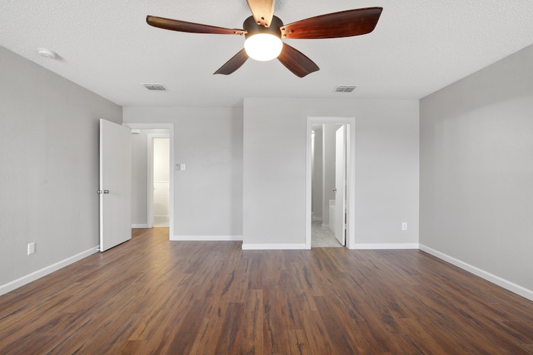 Photo 22 of 32 - 1300 Anna Lea Ln, Burleson, TX 76028