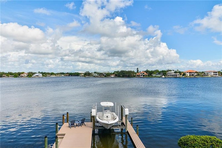 Photo 23 of 25 - 329 Bayview Dr NE, Saint Petersburg, FL 33704