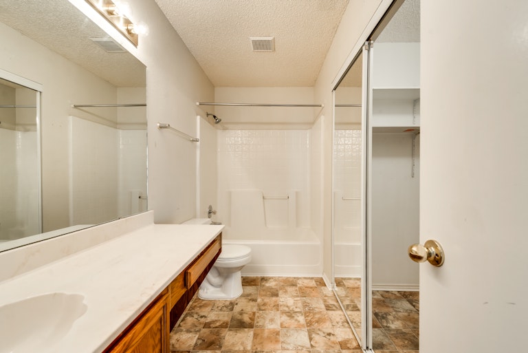 Photo 21 of 29 - 2736 Hidden Springs Dr, Mesquite, TX 75181