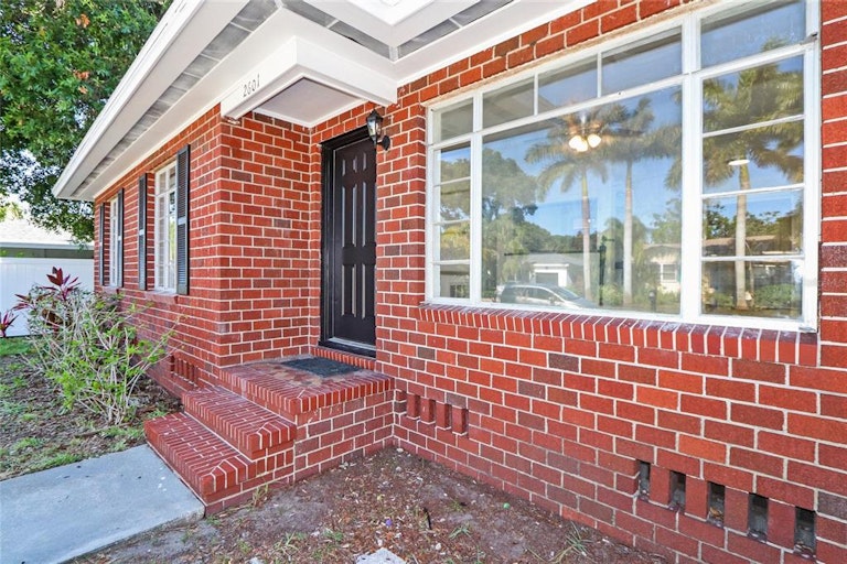Photo 2 of 35 - 2601 Upton St S, Gulfport, FL 33711