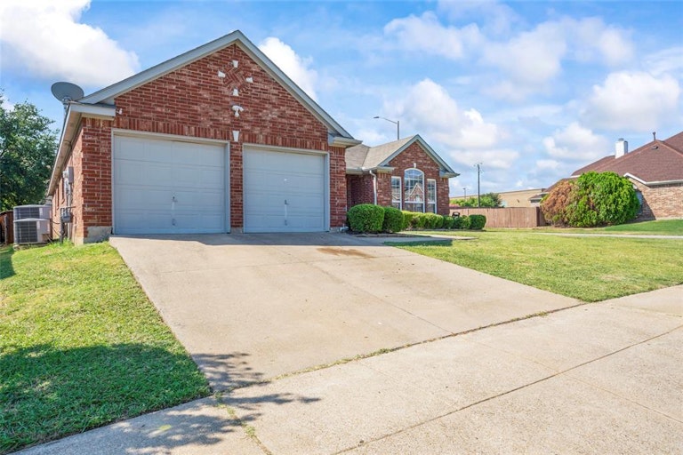 Photo 3 of 39 - 318 Fort Edward Dr, Arlington, TX 76002