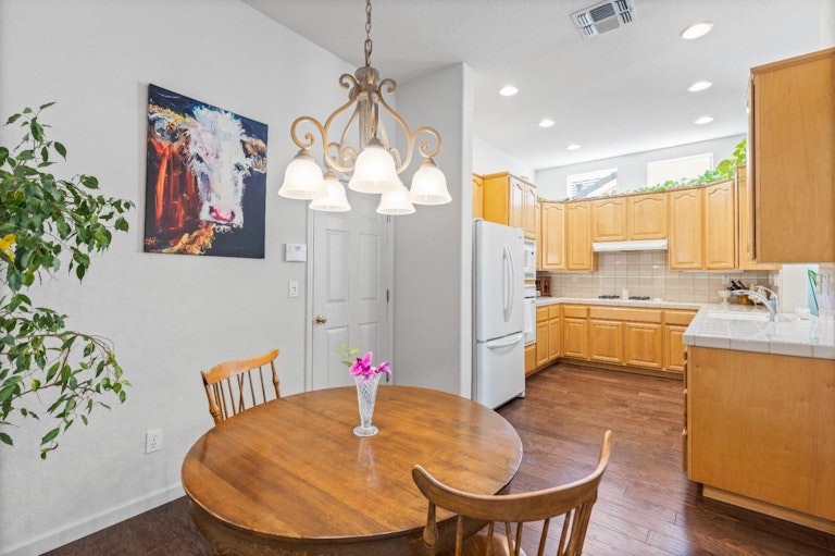 Photo 5 of 35 - 2421 Walnut Oaks Ln, Carmichael, CA 95608