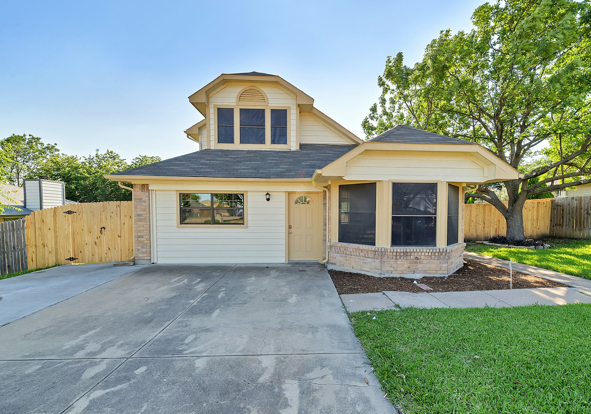 Photo 1 of 27 - 301 N Long Rifle Dr, Fort Worth, TX 76108