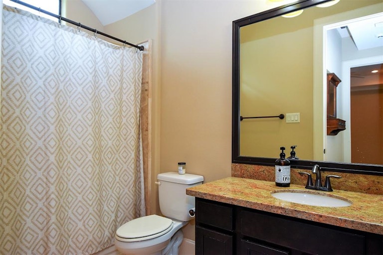 Photo 3 of 32 - 806 Reinerman St, Houston, TX 77007