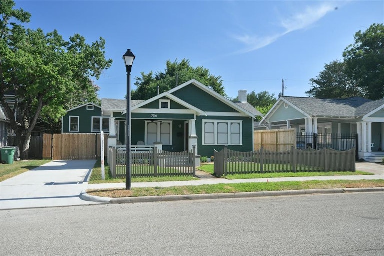 Photo 4 of 38 - 724 W Melwood St, Houston, TX 77009