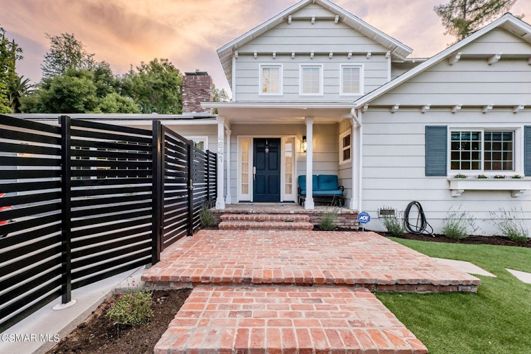 Photo 5 of 60 - 4641 Caritina Dr, Tarzana, CA 91356
