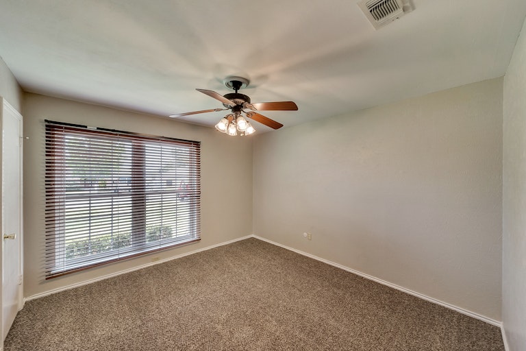 Photo 21 of 25 - 3820 Wedgworth Rd S, Fort Worth, TX 76133