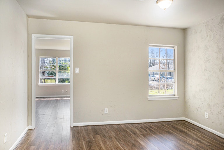 Photo 5 of 15 - 3115 Dacca Dr, Houston, TX 77051