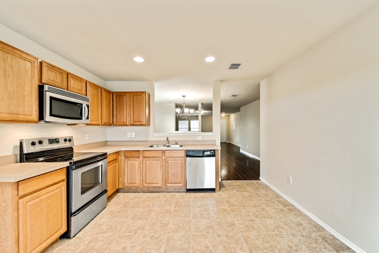 Photo 14 of 23 - 536 Laurel Ln, Fate, TX 75087