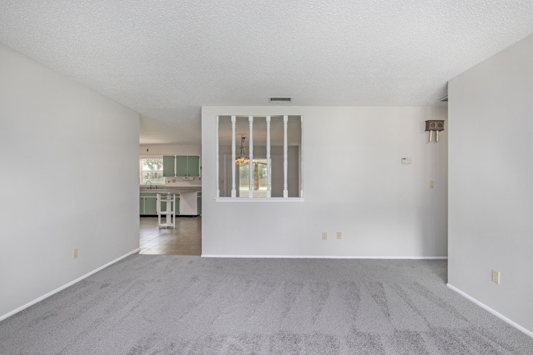 Photo 5 of 17 - 37223 Temple Ave, Zephyrhills, FL 33541