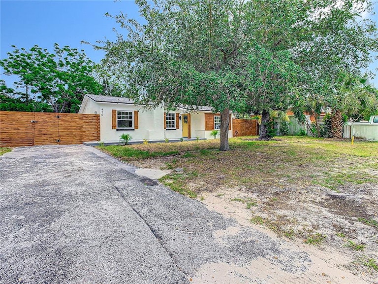 Photo 2 of 26 - 420 40th St S, Saint Petersburg, FL 33711