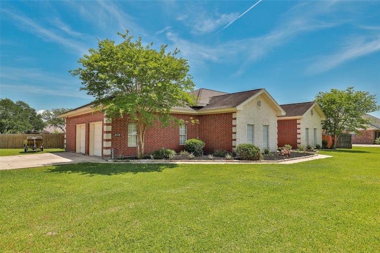 Photo 4 of 24 - 5903 Plantation Dr, Baytown, TX 77523