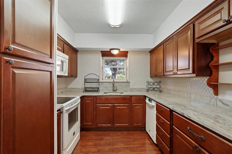 Photo 14 of 32 - 2022 Mill Creek Rd, Garland, TX 75044