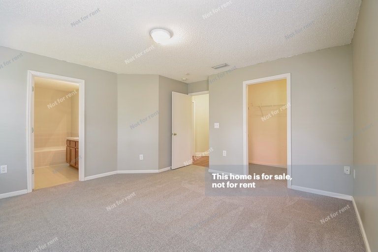 Photo 5 of 30 - 574 Chancellor Dr W, Jacksonville, FL 32225