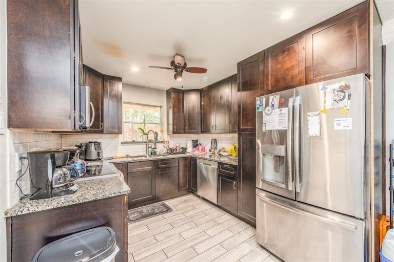 Photo 14 of 23 - 3805 Glenmont Dr, Fort Worth, TX 76133