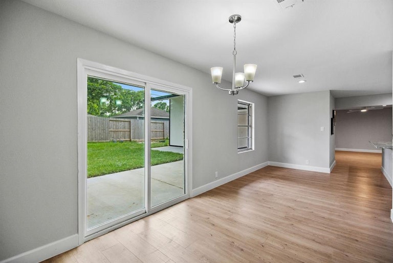 Photo 10 of 25 - 4927 Hialeah Dr, Houston, TX 77092