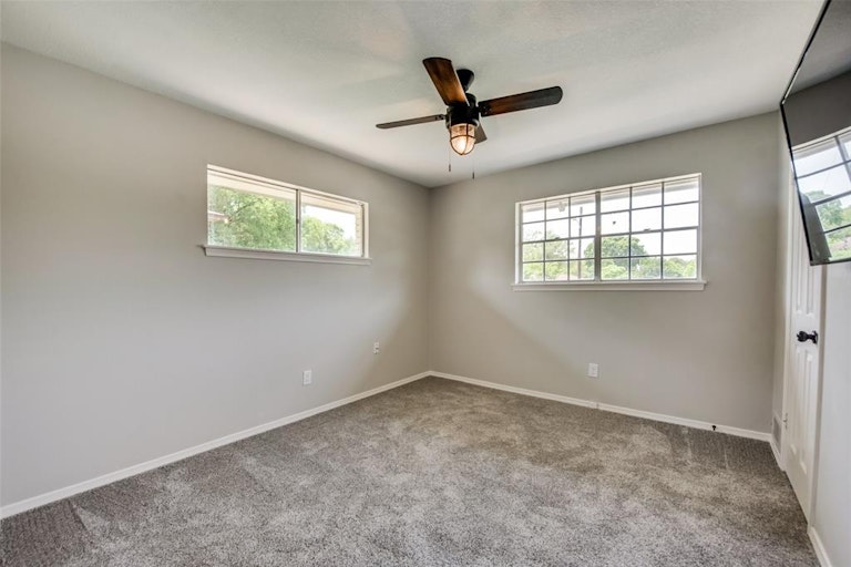Photo 11 of 18 - 820 Ray Andra Dr, Desoto, TX 75115