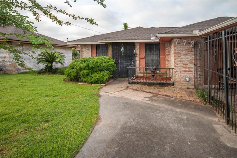 Photo 4 of 16 - 7730 Boggess Rd, Houston, TX 77016