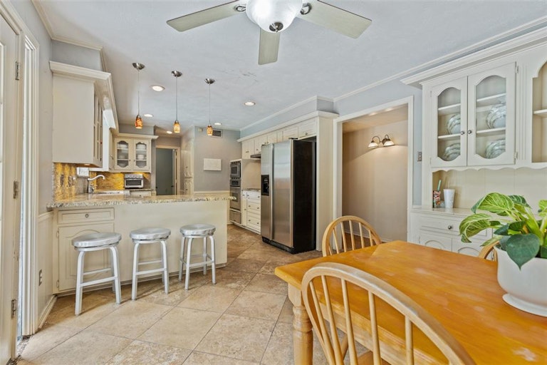 Photo 17 of 39 - 9710 Windledge Dr, Dallas, TX 75238