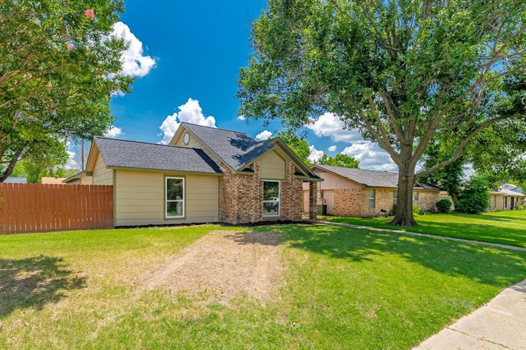 Photo 3 of 28 - 10828 Eastcrest Ln, Dallas, TX 75217