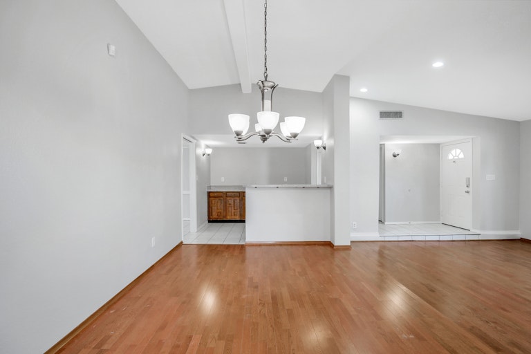 Photo 6 of 25 - 2324 Chinaberry Dr, Bedford, TX 76021
