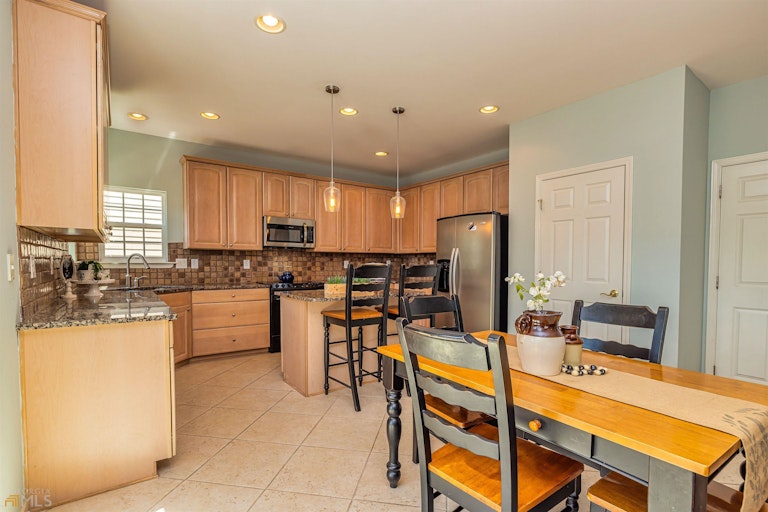 Photo 10 of 61 - 11 Rockridge Dr, Newnan, GA 30265