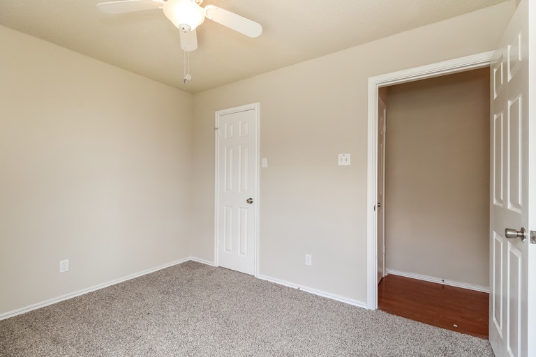 Photo 21 of 25 - 1902 Holly Springs Dr, Taylor, TX 76574