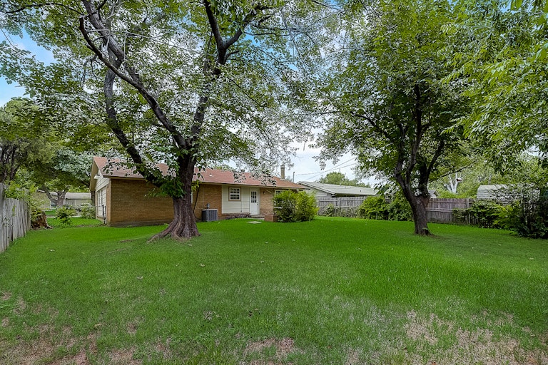 Photo 6 of 34 - 2608 Edinburgh St, Irving, TX 75062
