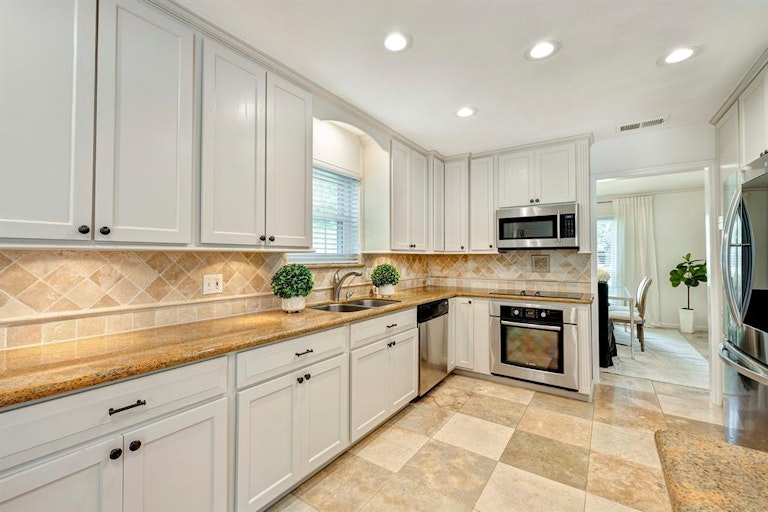 Photo 12 of 34 - 13519 Westport Ln, Houston, TX 77079