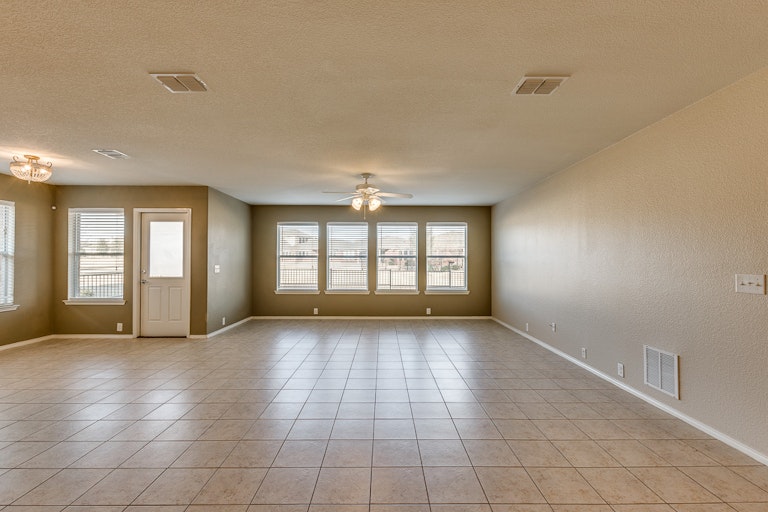 Photo 7 of 27 - 15832 Mirasol Dr, Fort Worth, TX 76177