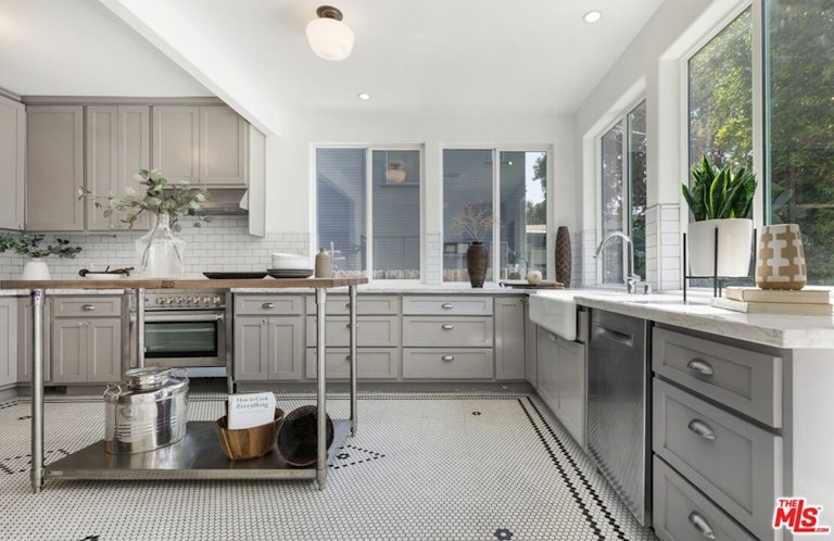 Photo 22 of 49 - 641 N Mariposa Ave, Los Angeles, CA 90004