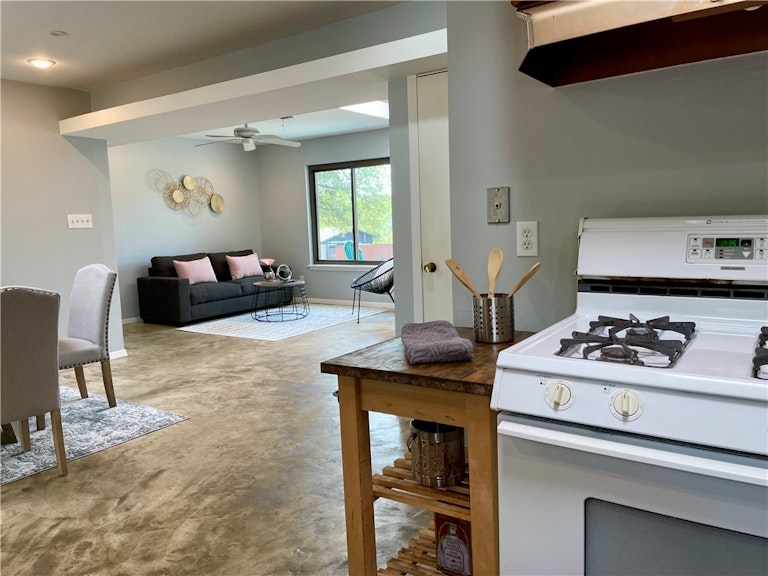 Photo 11 of 35 - 5409 Wellington Dr, Austin, TX 78723