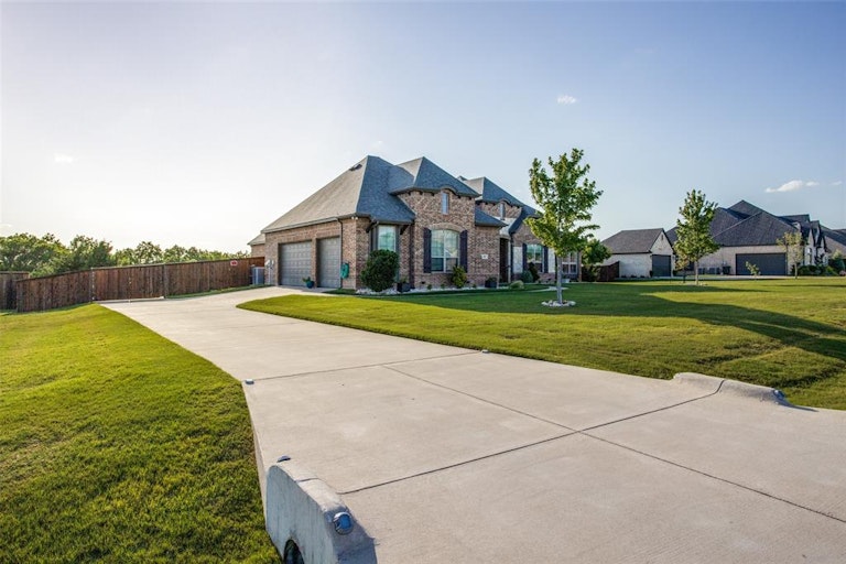 Photo 3 of 40 - 180 Denali Way, Waxahachie, TX 75167