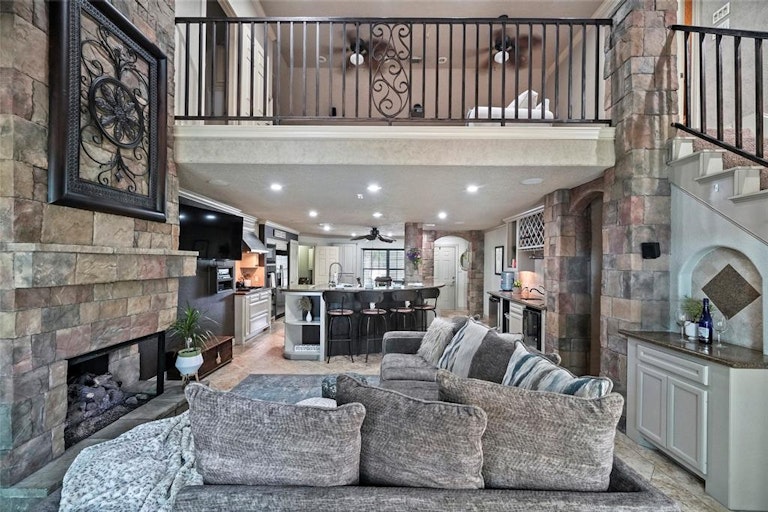 Photo 5 of 44 - 16814 Spruce Run Dr, Spring, TX 77379