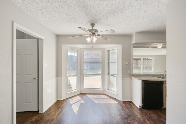 Photo 3 of 26 - 1620 Janice Ln, Fort Worth, TX 76112