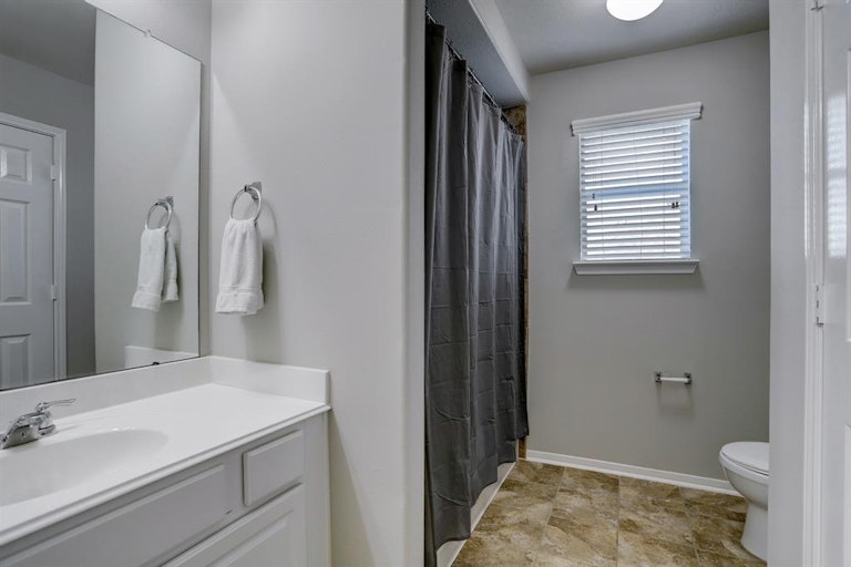 Photo 16 of 32 - 1910 Grandoak Dr, Pearland, TX 77581