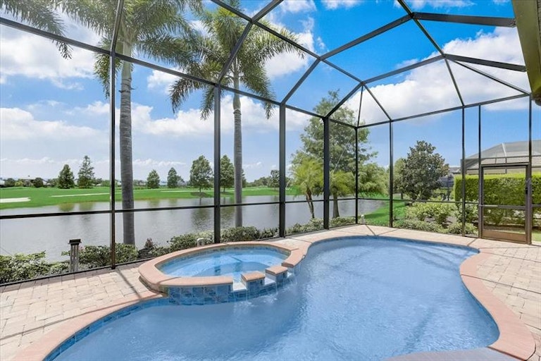 Photo 24 of 35 - 14722 Secret Harbor Pl, Lakewood Ranch, FL 34202