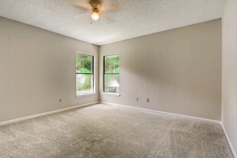 Photo 20 of 32 - 3846 Union Pacific Dr E, Jacksonville, FL 32246
