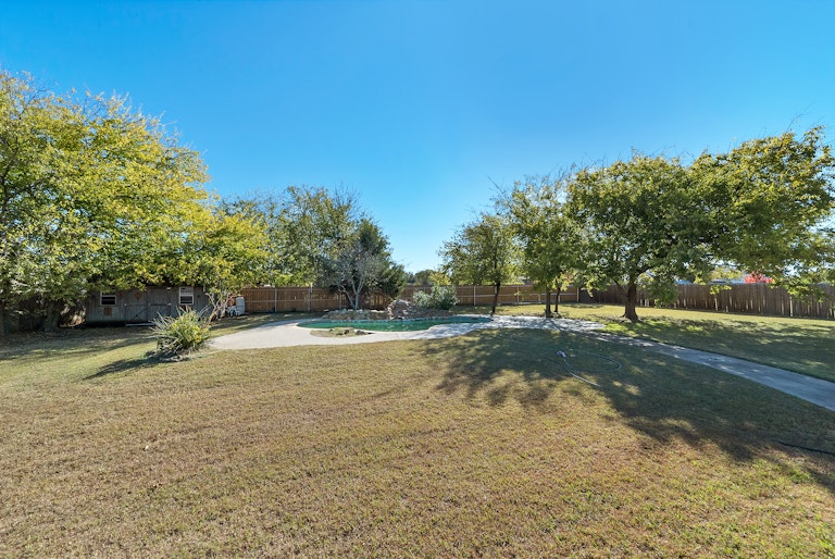 Photo 27 of 28 - 940 High Point Dr, Midlothian, TX 76065